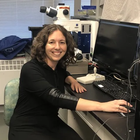 Sarah Heilbronner using microscope